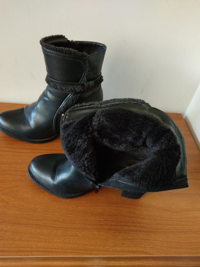 Botines negros con forro borreguito. Talla 39