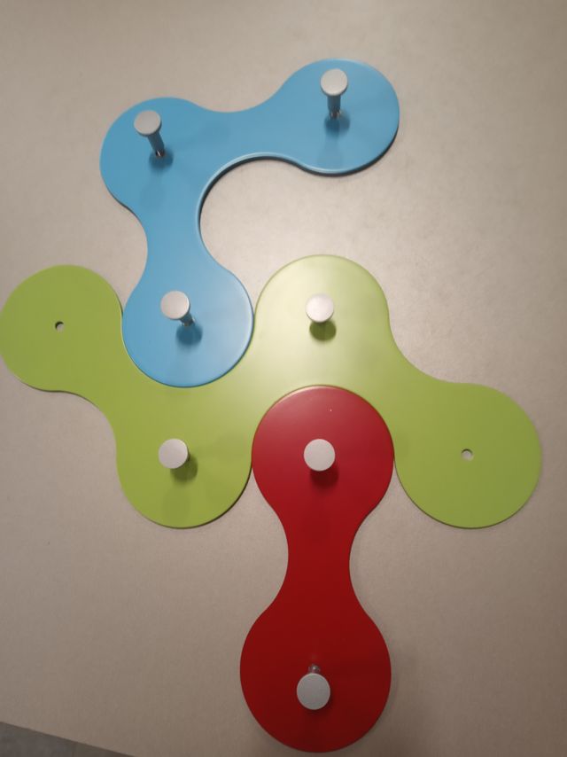 Percha metálica verde 2 pomos cromomate