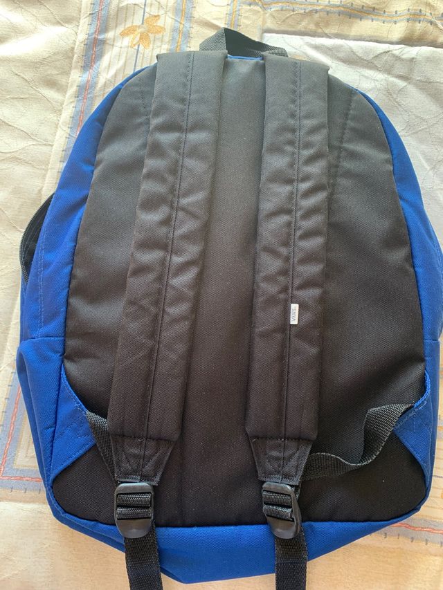 Mochila vans azul.