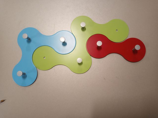 Percha metálica infantil azul 3 pomos