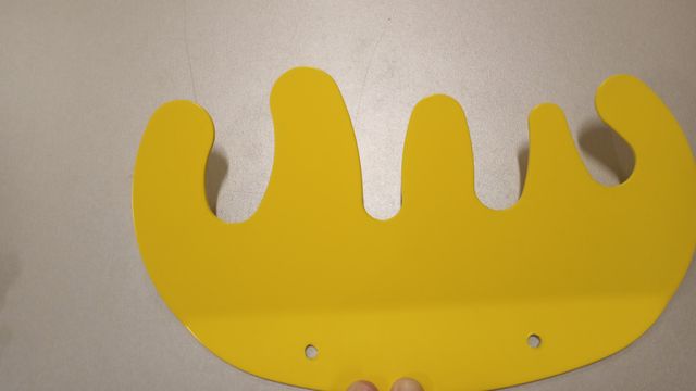 Percha metálica color amarillo