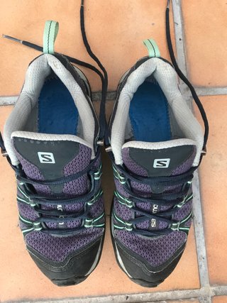 Zapatillas montaña Salomon. Mujer. Talla 37 1\\/2 de segunda mano por 59 EUR  en Madrid en WALLAPOP