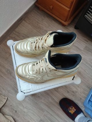 Botines Dorados Nike de segunda mano por 28 EUR en Alcoy en WALLAPOP