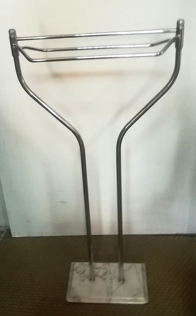 Toallero de pie en acero cromado y mármol