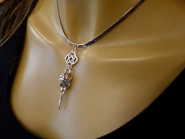 GARGANTILLA PLATA CON GRAN COLGANTE CUERVO