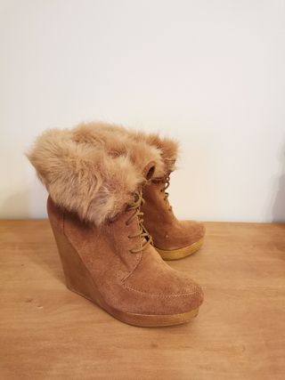 Botines marrones de cuña de segunda mano por 20 EUR en A Coruña en WALLAPOP