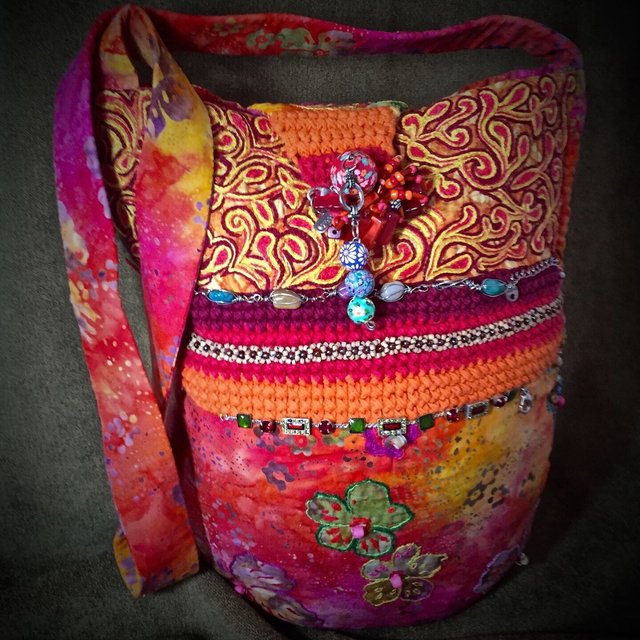 Bolso artesanal con mágia, hecho a mano.