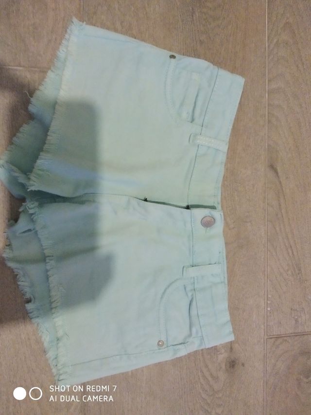 pantalón corto azul claro