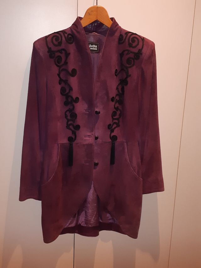 LEVITA DE ANTE DE MUJER COLOR VINO TALLA 40..