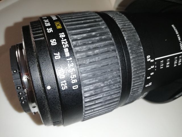 Objetivo Sigma DC 18-125mm con parasol.