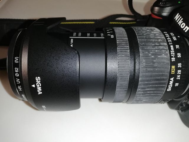 Objetivo Sigma DC 18-125mm con parasol.