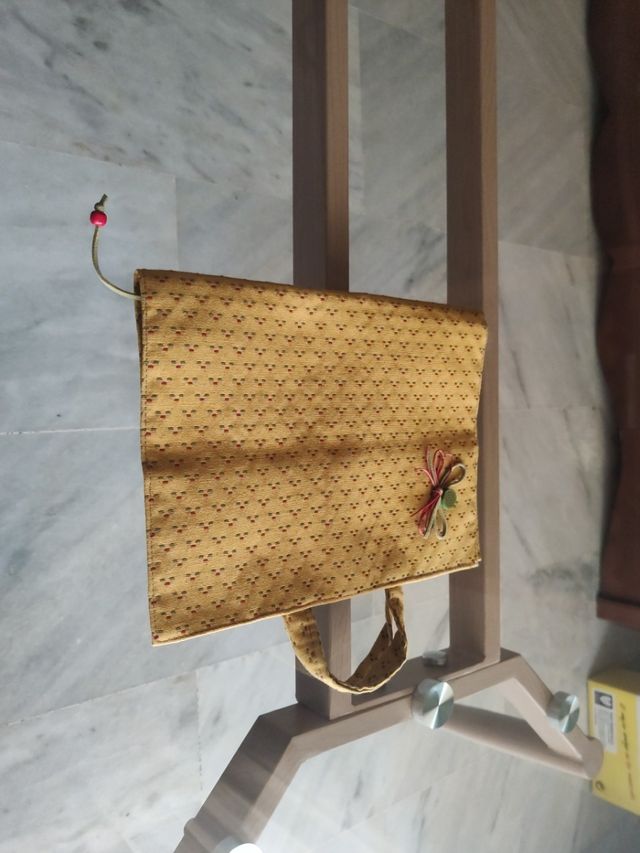 Porta libros. Estuche de tela color mostaza