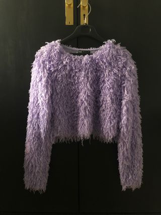 Sudadera efecto pluma Zara de segunda mano por 8 EUR en Granada en WALLAPOP