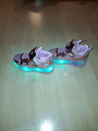 Zapatillas con ruedas y luces talla 30 de segunda mano por 25 EUR en  Granollers en WALLAPOP