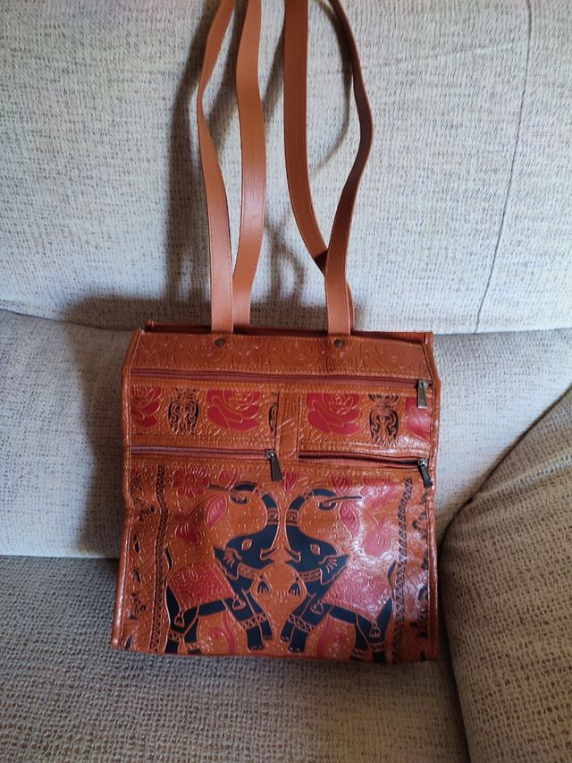 Bolso de cuero.