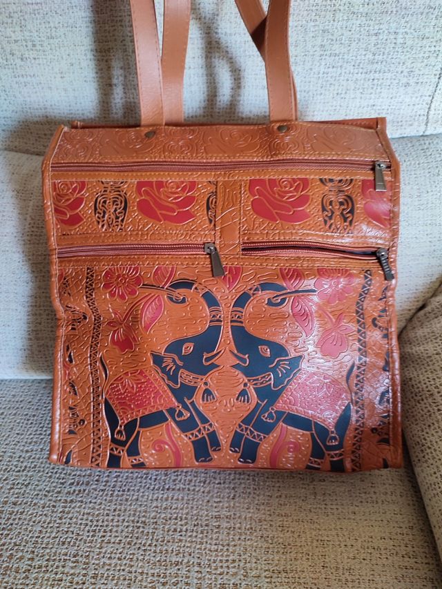 Bolso de cuero.