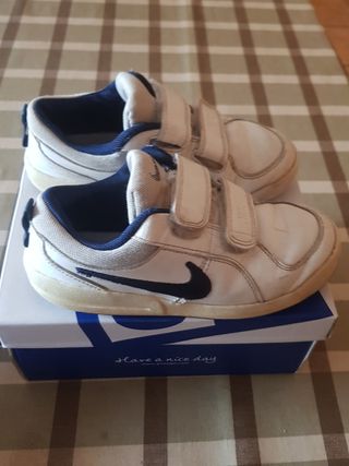 Zapatillas Nike blanca talla 30 de segunda mano por 4 EUR en Monserrat en  WALLAPOP