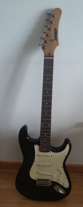 Guitarra eléctrica Storm de segunda mano por 40 EUR en Poulo en WALLAPOP