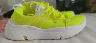 Zapatillas amarillo neón Stradivarius de segunda mano por 19 EUR en  Torrelavega en WALLAPOP
