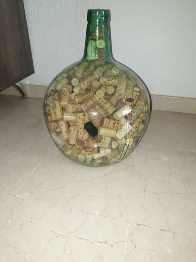 jarrón decorado con tapones de corchos de vinos