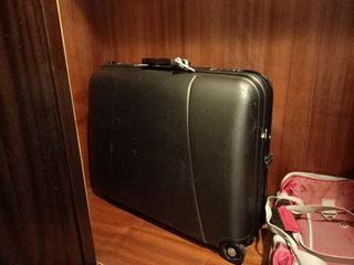 Maleta grande y rigida marca dustin de segunda mano por 20 EUR en Santiago  de Compostela en WALLAPOP