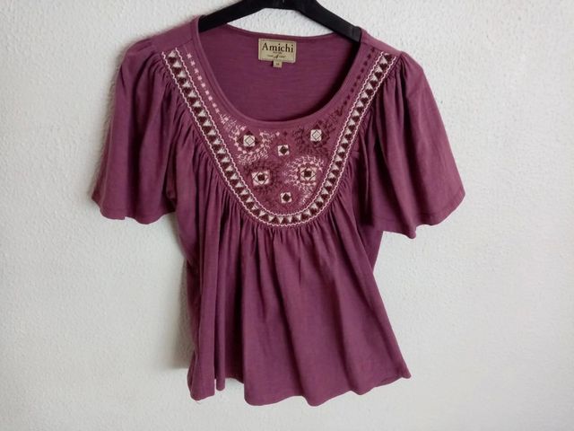 Un blusón de color morado.