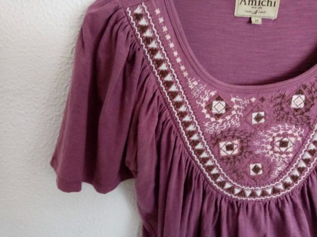 Un blusón de color morado.