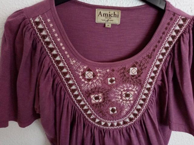 Un blusón de color morado.