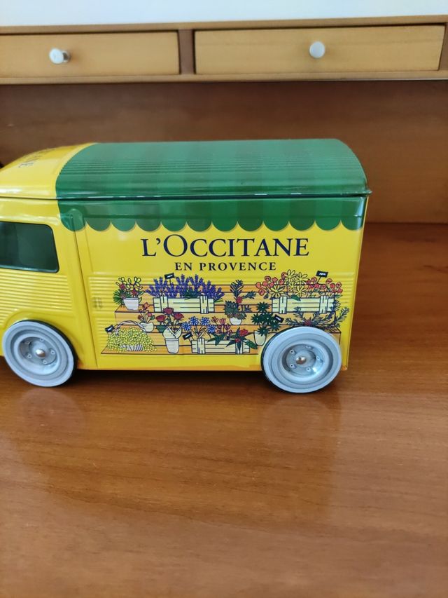 Camioncito de L'Occitane con productos Verbena