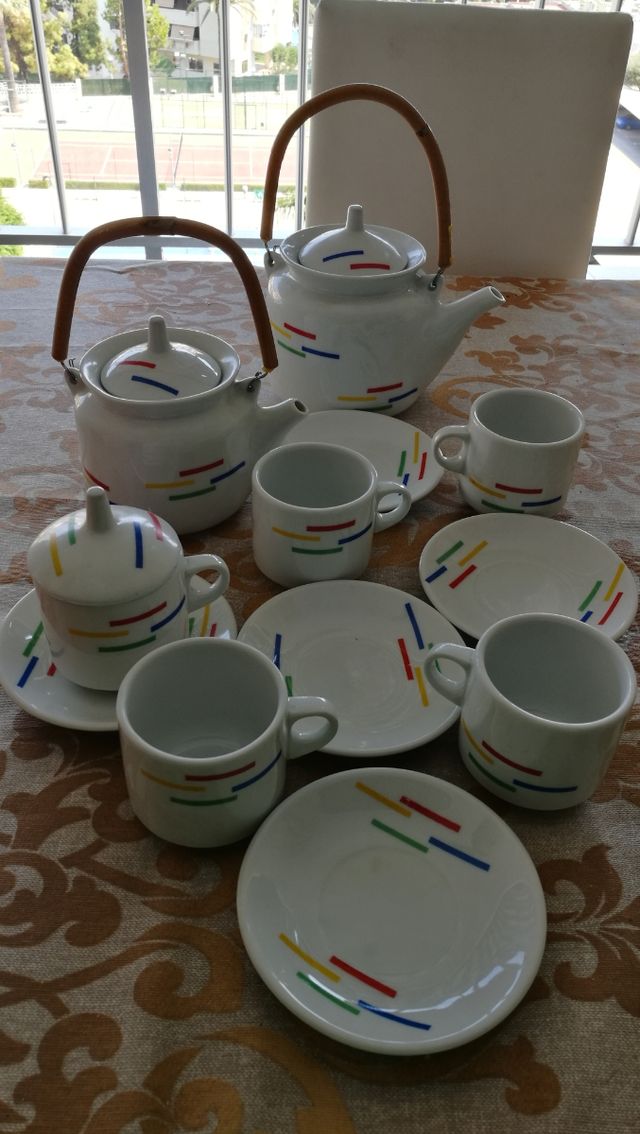 Juego de tazas con 2 teteras