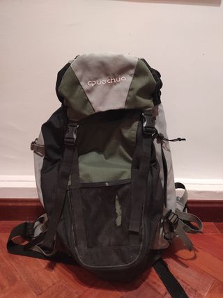 Macuto mochila montaña Quechua 40 litros de segunda mano por 22 EUR en  Pozuelo de Alarcón en WALLAPOP