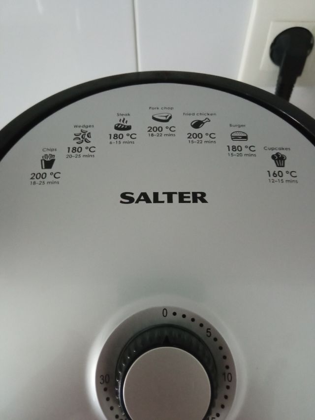 Freidora sin aceite. Marca Salter. 20 €.