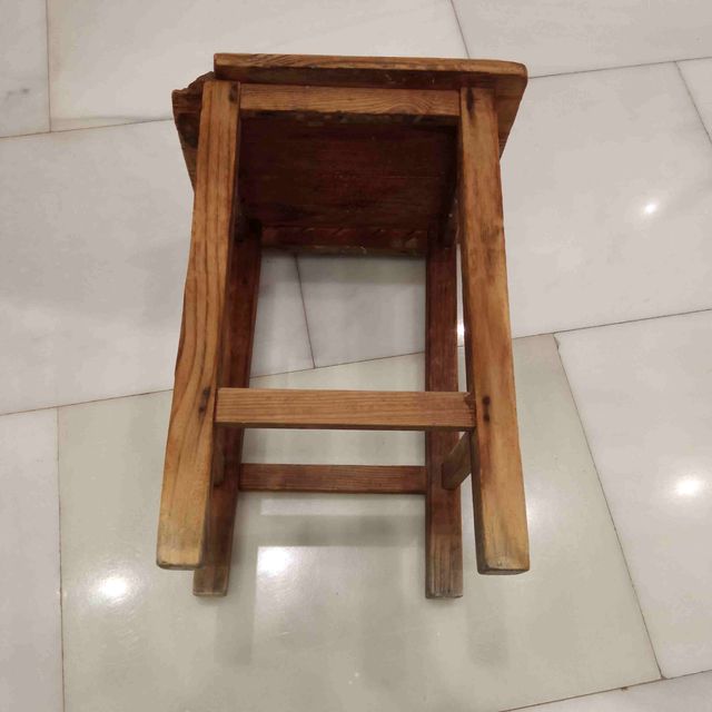 antiguo taburete de madera