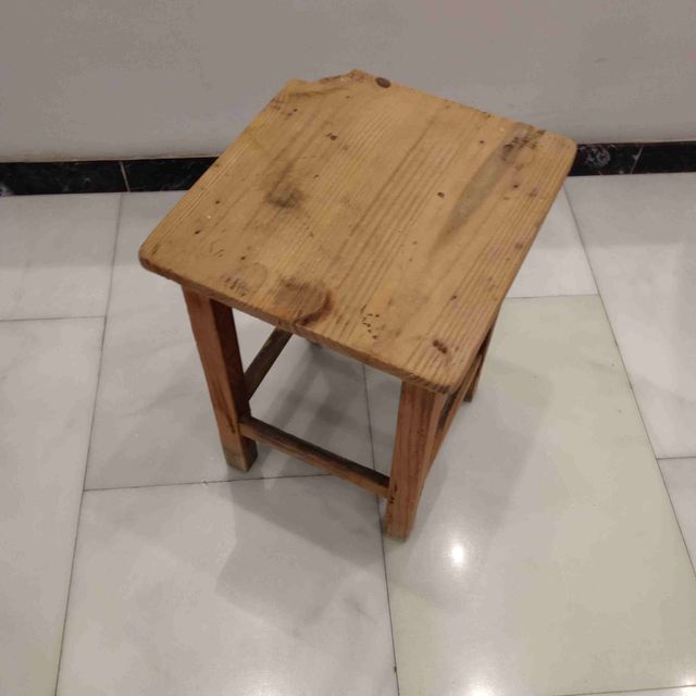 antiguo taburete de madera