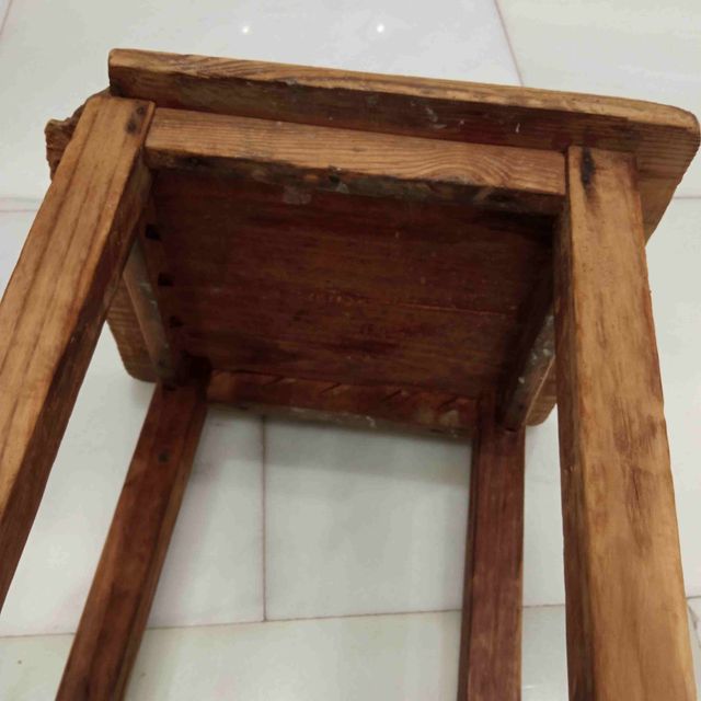 antiguo taburete de madera