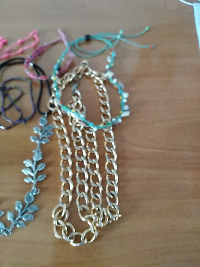 surtido de pulseras, collares