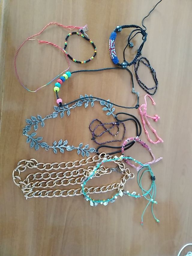 surtido de pulseras, collares