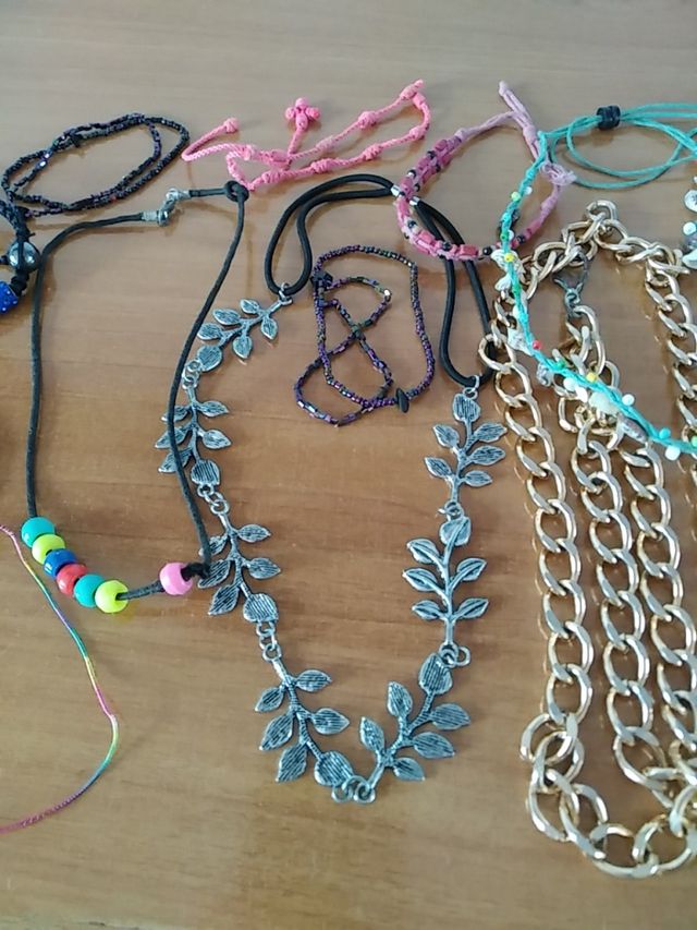 surtido de pulseras, collares