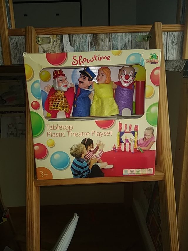 Teatrillo y títeres de dedo nuevo