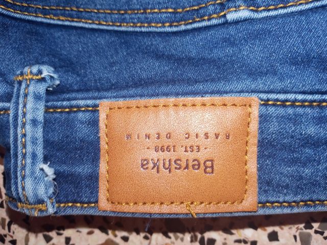Pantalón vaquero Bershka.