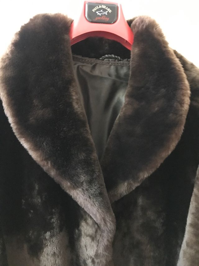 Abrigo marrón de piel de lomos de mutton