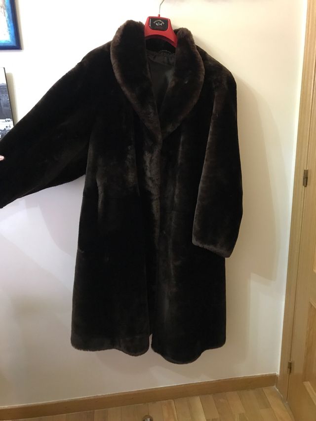 Abrigo marrón de piel de lomos de mutton