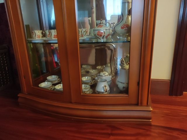 Vitrina en madera de cerezo envejecido