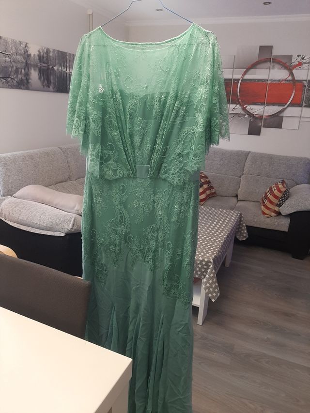 Precioso vestido de mujer para fiestas o eventos.