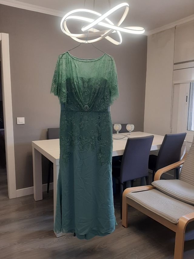 Precioso vestido de mujer para fiestas o eventos.