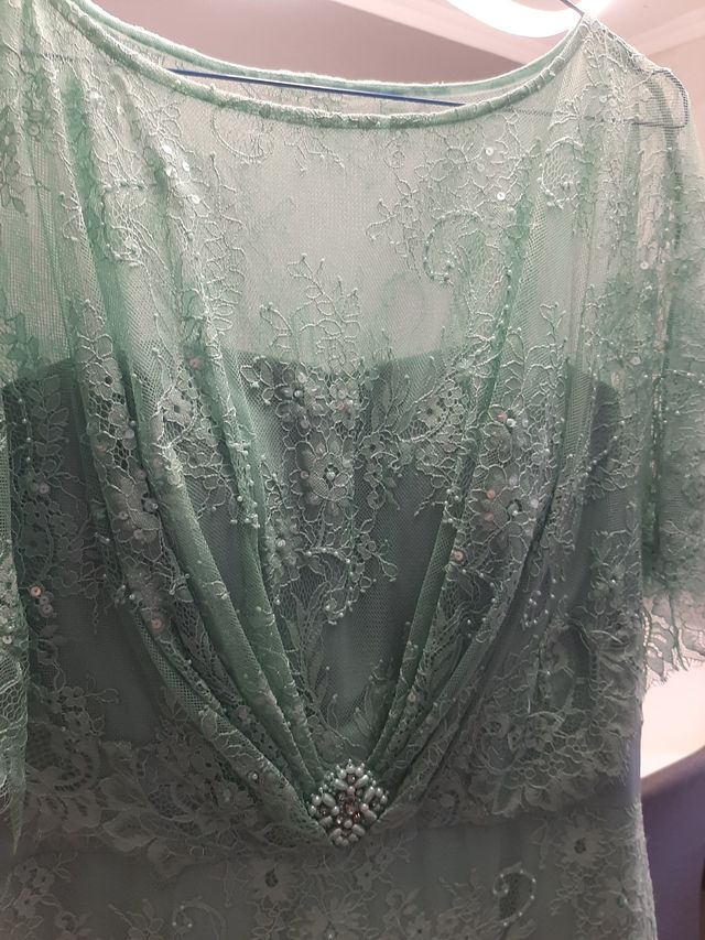 Precioso vestido de mujer para fiestas o eventos.