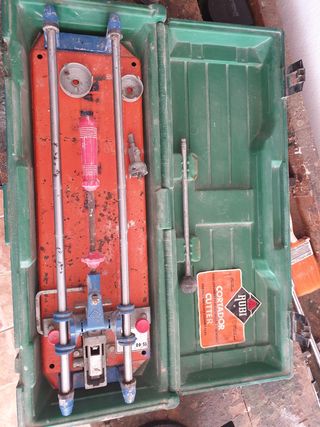 Maquina de cortar baldosa y azulejo Rubi de segunda mano por 70 EUR en Maó  en WALLAPOP