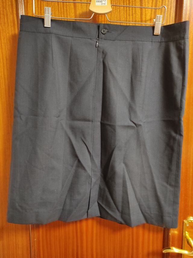 Falda recta azul marino. Talla 46