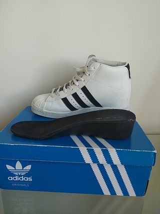 Zapatillas deporte botas Adidas con cuña de segunda mano por 65 EUR en  Gijón en WALLAPOP