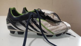 Botas de tacos de fútbol marca Adidas de segunda mano por 15 EUR en  Salamanca en WALLAPOP